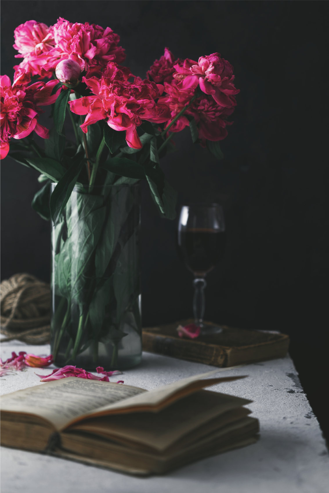 Living room poster wine glass and vase art print - TenStickers